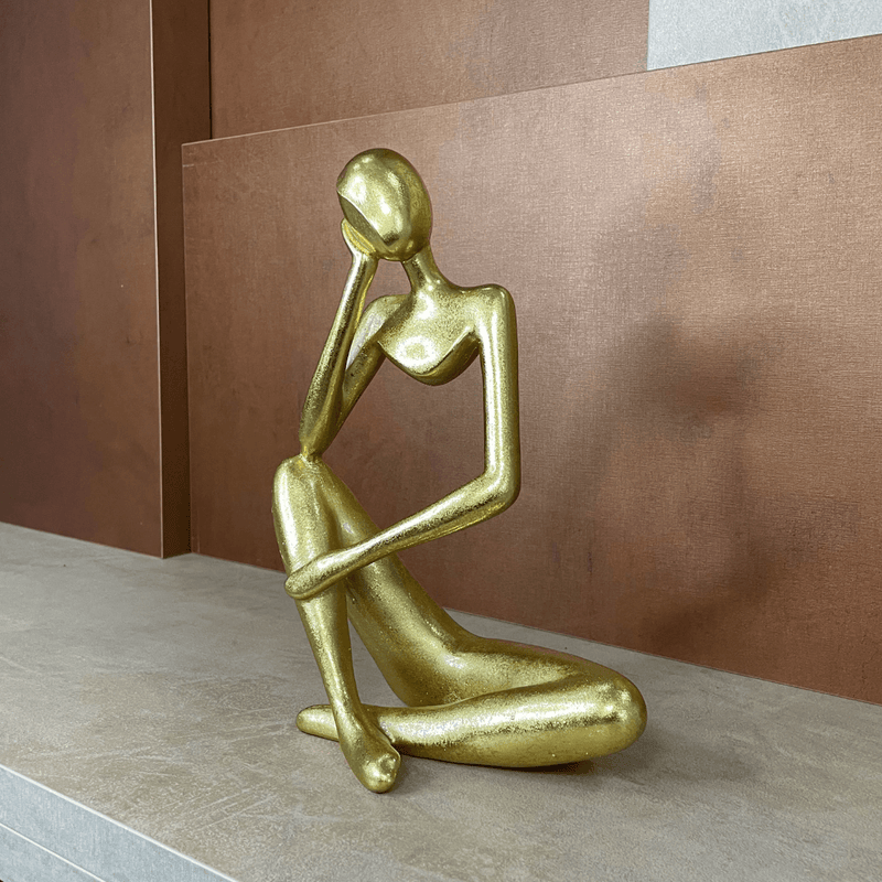 Estatueta Pensativa Dourada